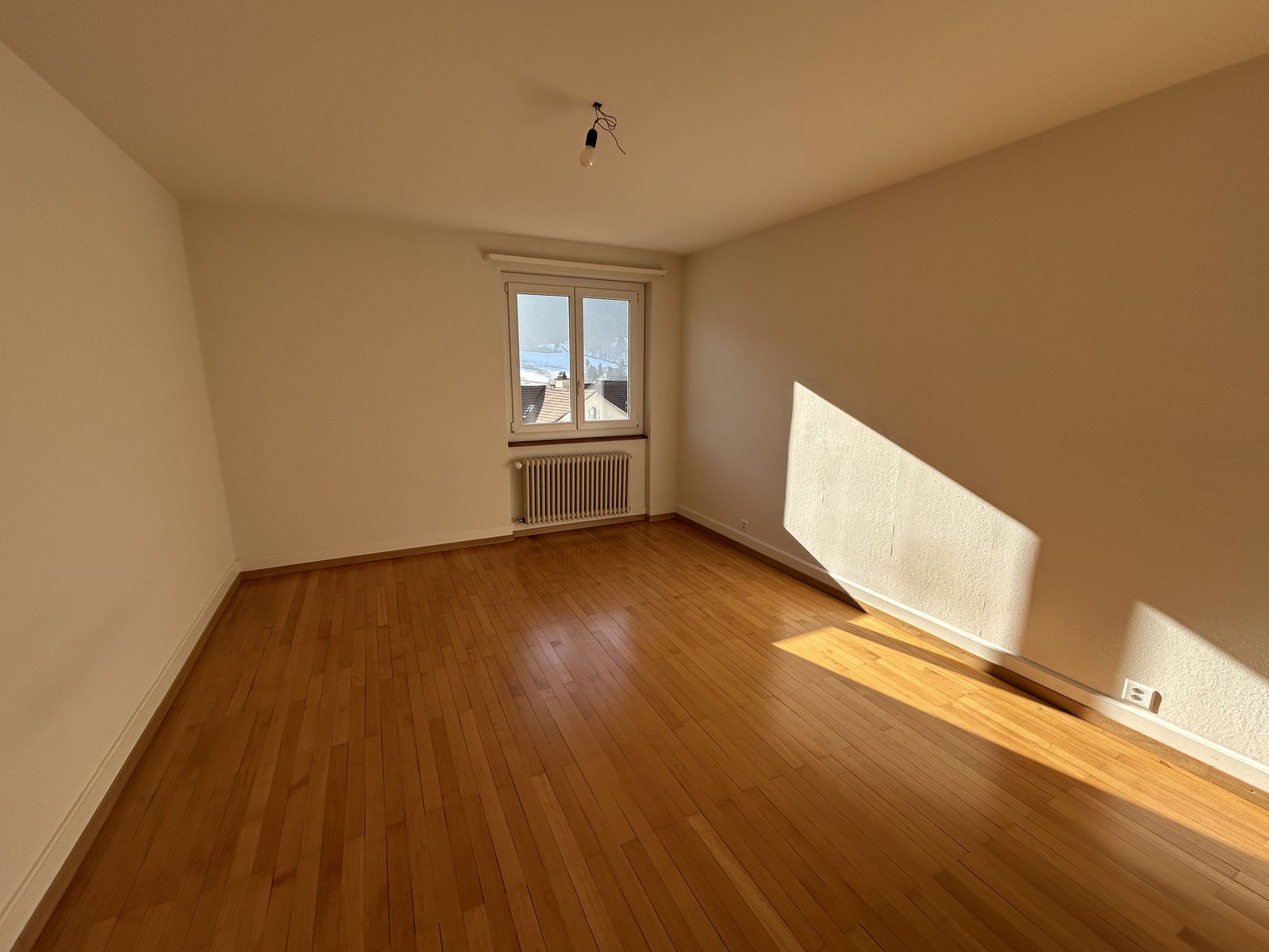 Leerer heller Raum mit Holzfußboden