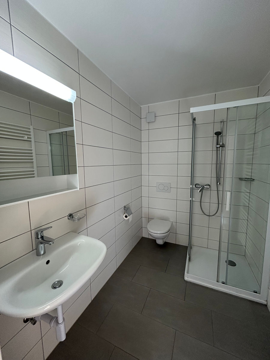 Modernes Bad mit Dusche und WC