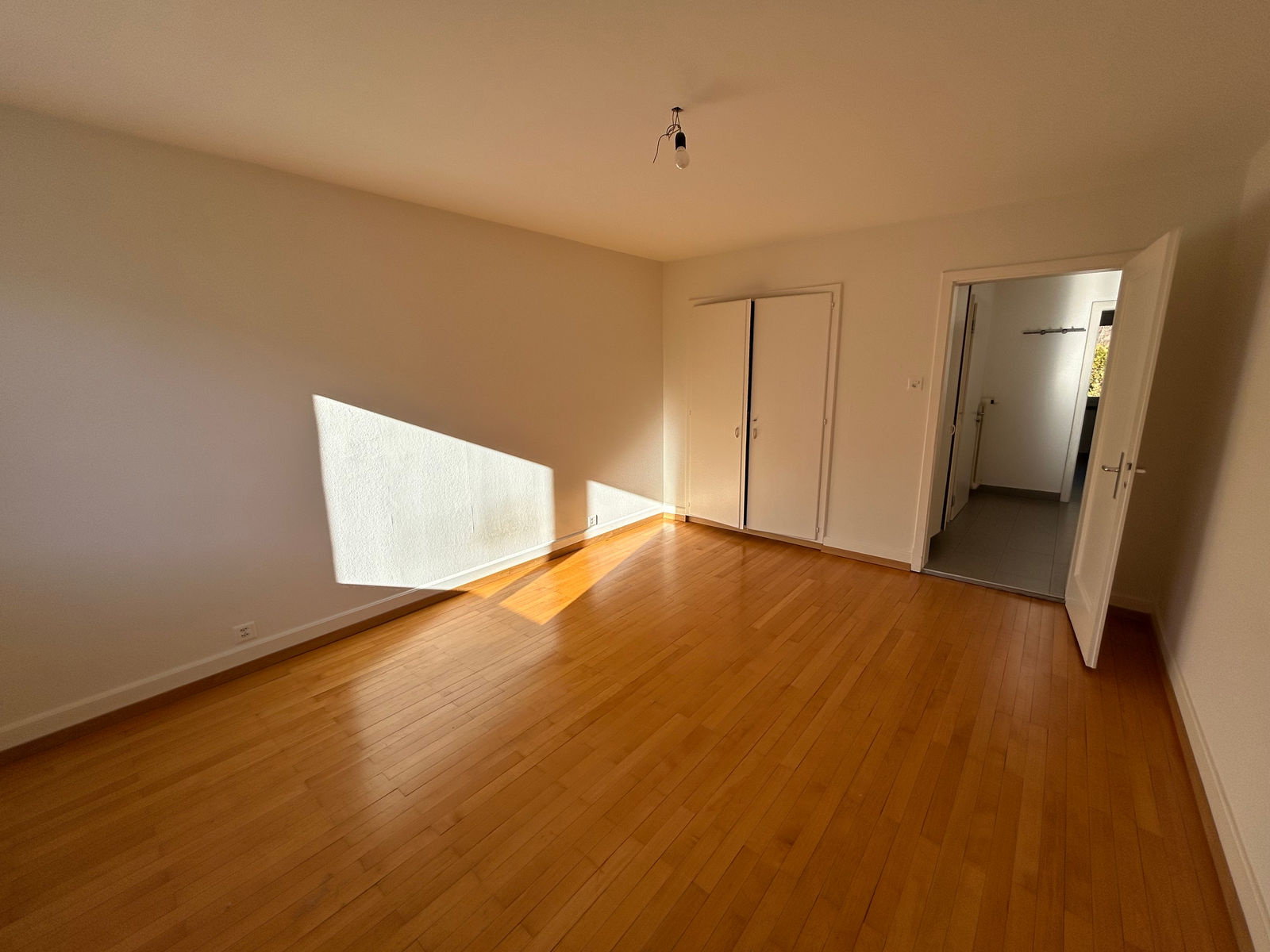 Leeres Zimmer mit Parkettboden