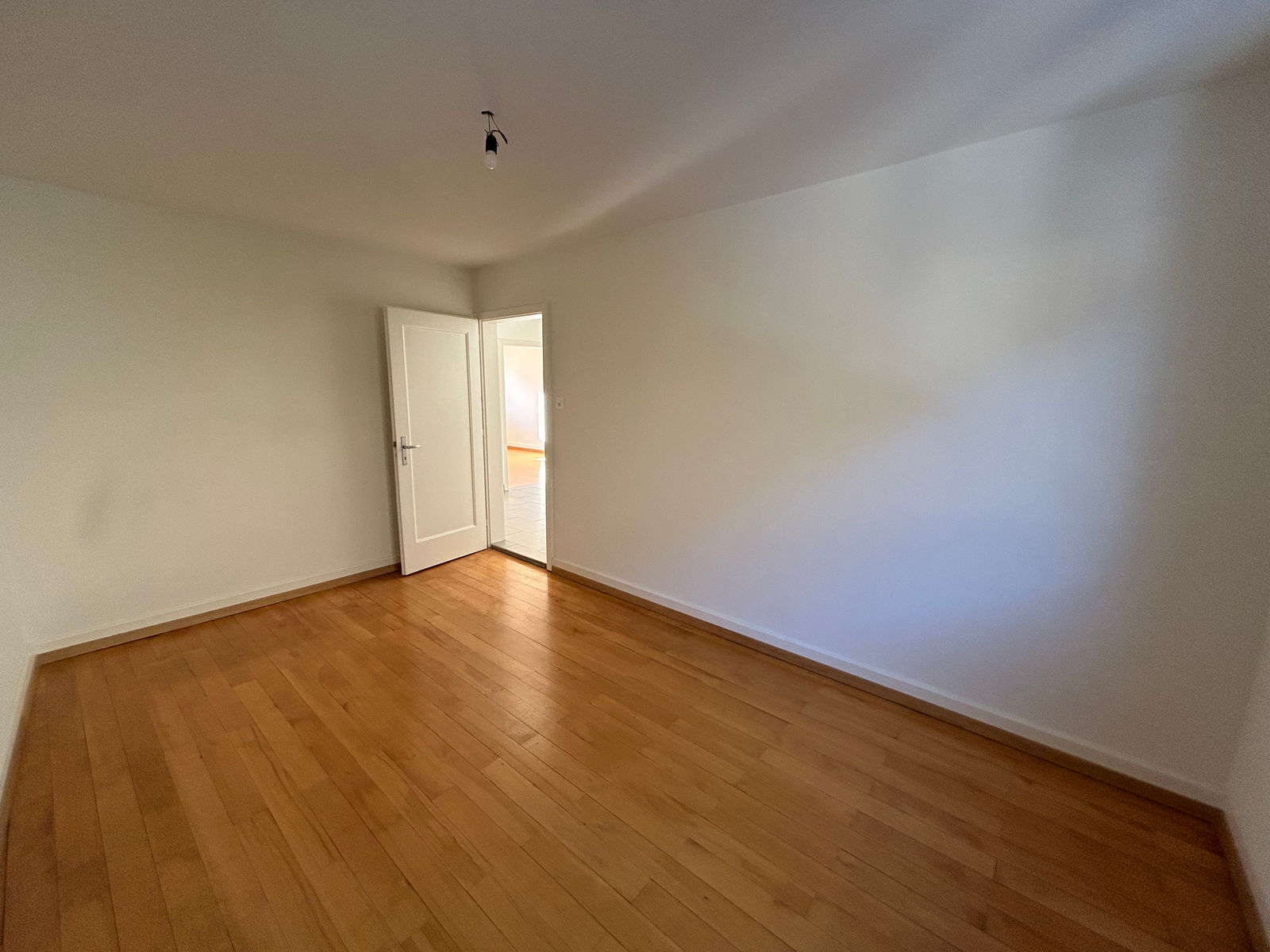 Leeres Zimmer mit Holzboden