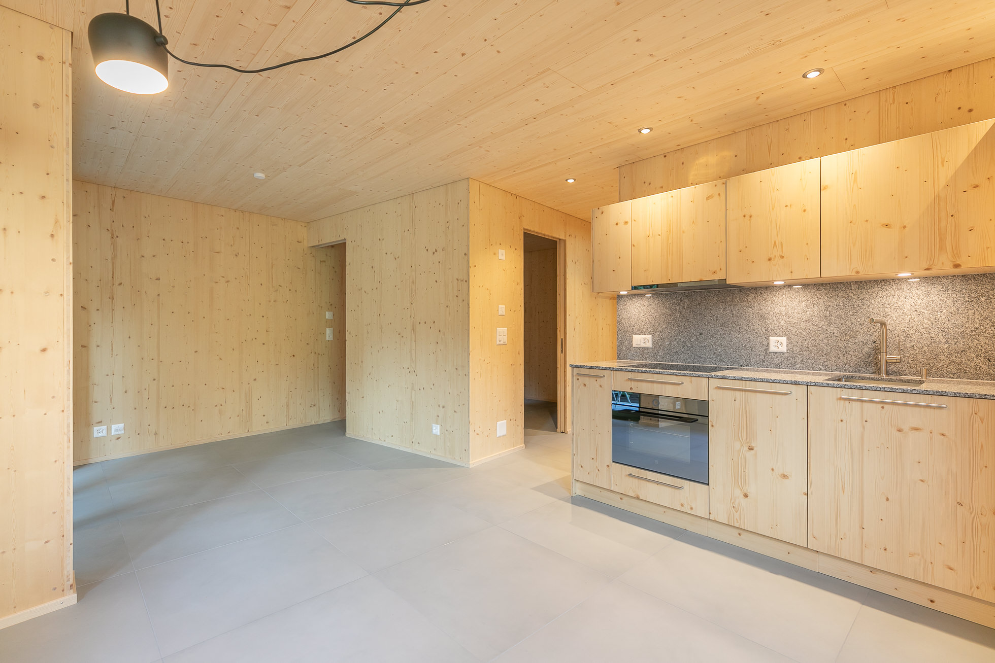 Moderne Holzküche mit offenem Wohnbereich