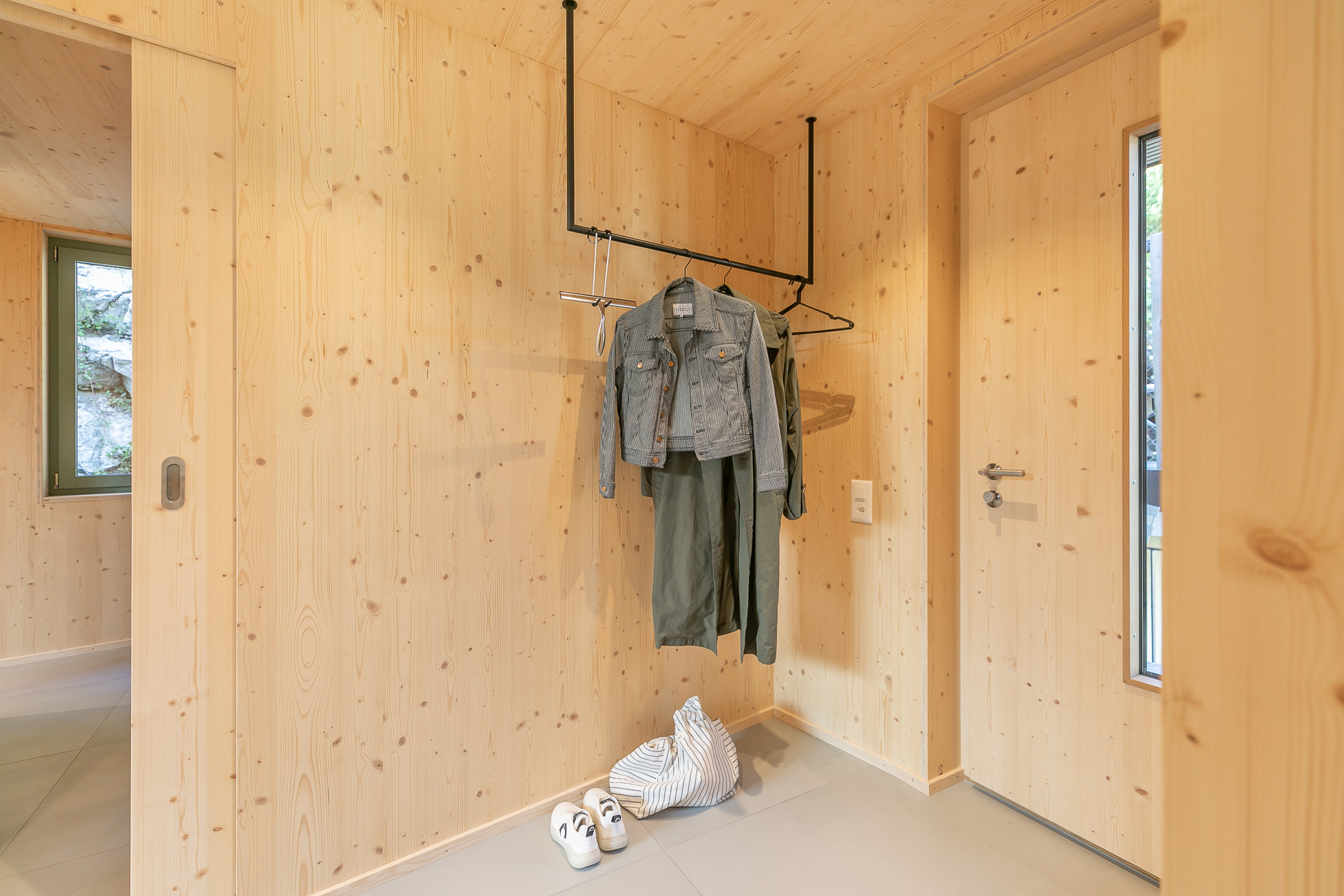 Holzverkleidete Garderobe