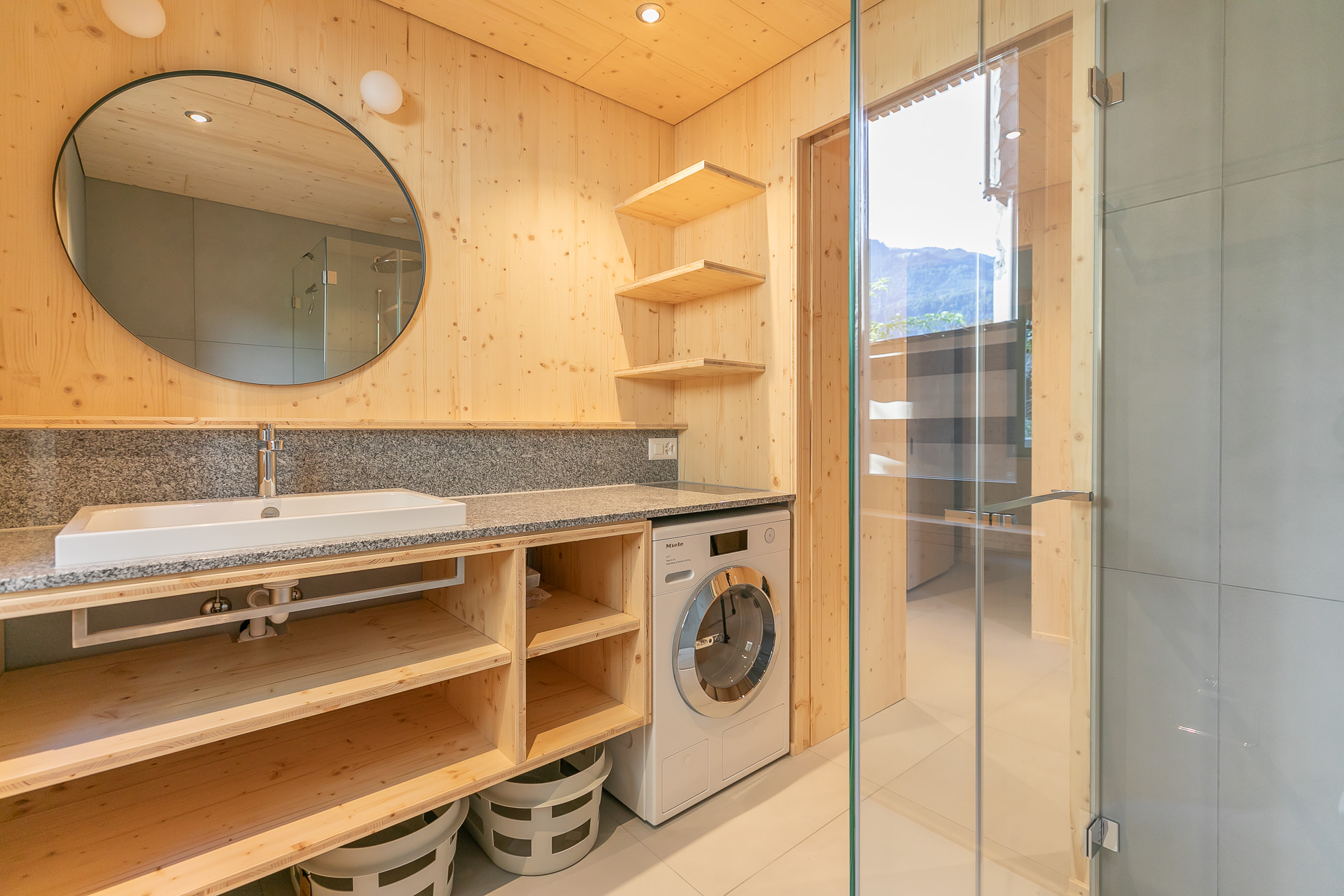 Helles Badezimmer mit Holzvertäfelung und Glasdusche