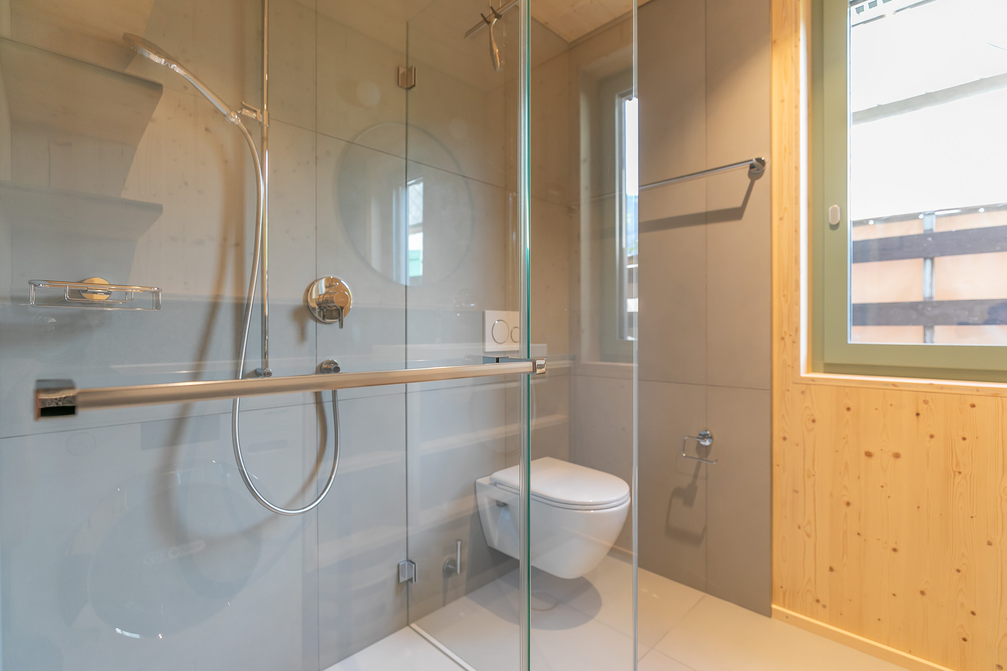 Modernes Bad mit Glasdusche und WC
