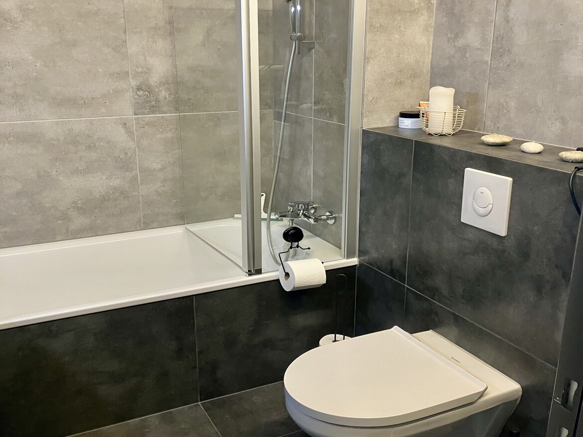 Modernes Badezimmer mit Badewanne und WC