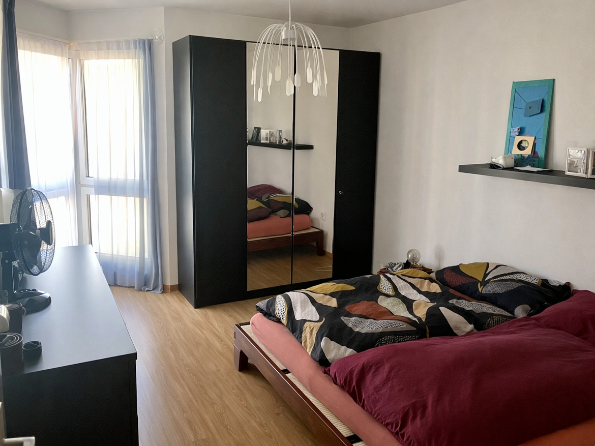 Schlafzimmer mit Balkonlicht
