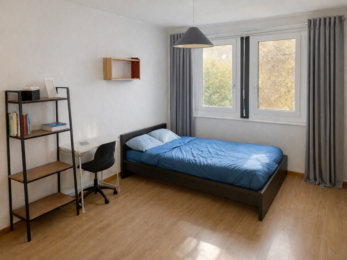 Helles Schlafzimmer mit Arbeitsplatz
