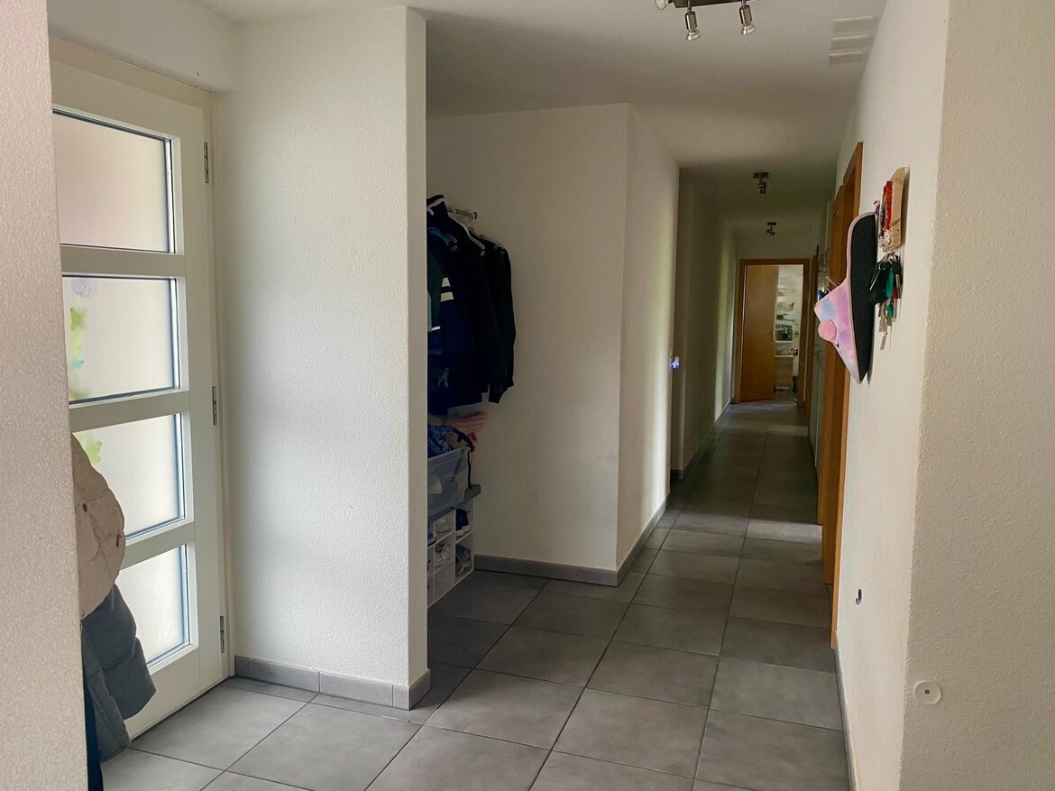 Flur mit Tageslicht und gefliesten Böden
