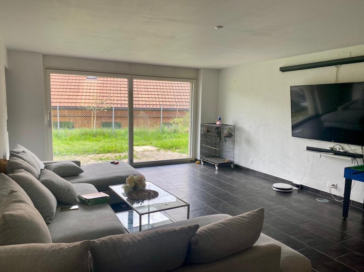 Modernes Wohnzimmer mit großer Schiebetür