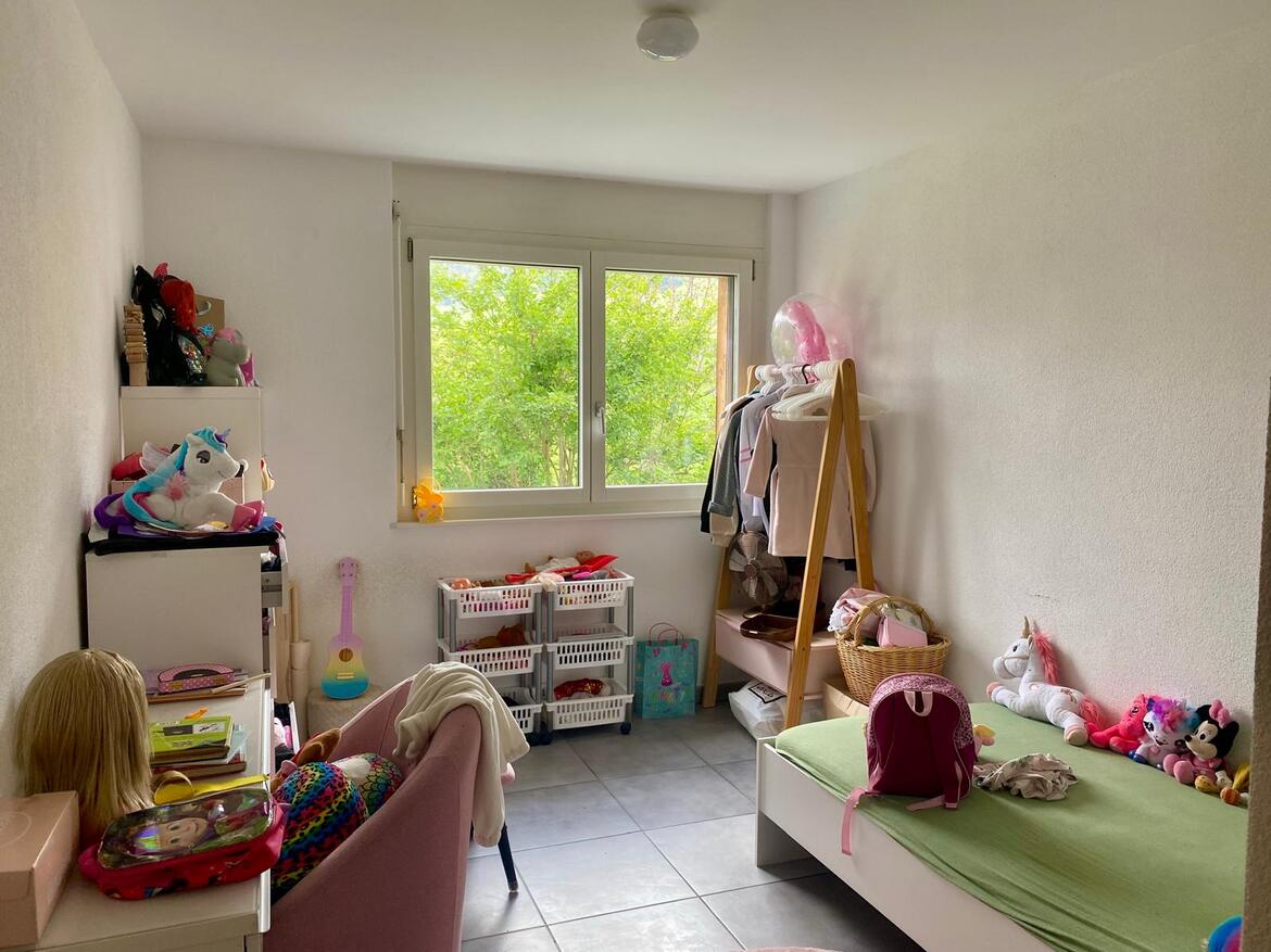Kinderzimmer mit Fensterblick ins Grüne