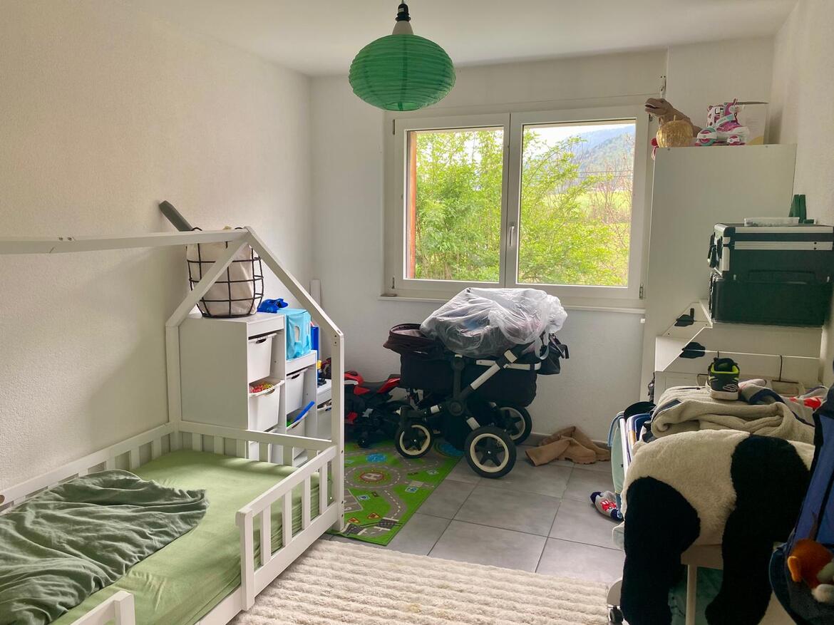 Kinderzimmer mit viel Tageslicht