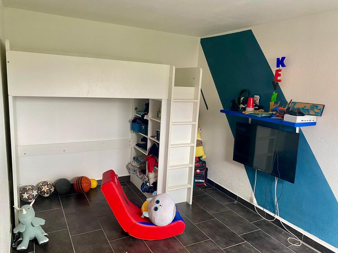 Kinderzimmer mit Hochbett und Fernsehecke