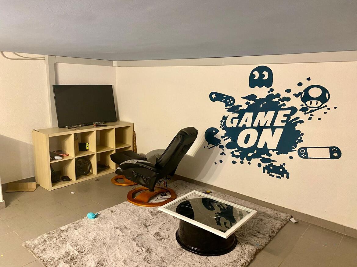 Gaming-Keller mit Sitzbereich