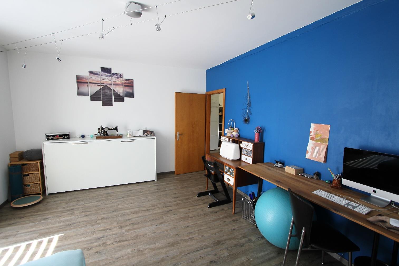 Arbeitszimmer mit blau-weißer Wandgestaltung