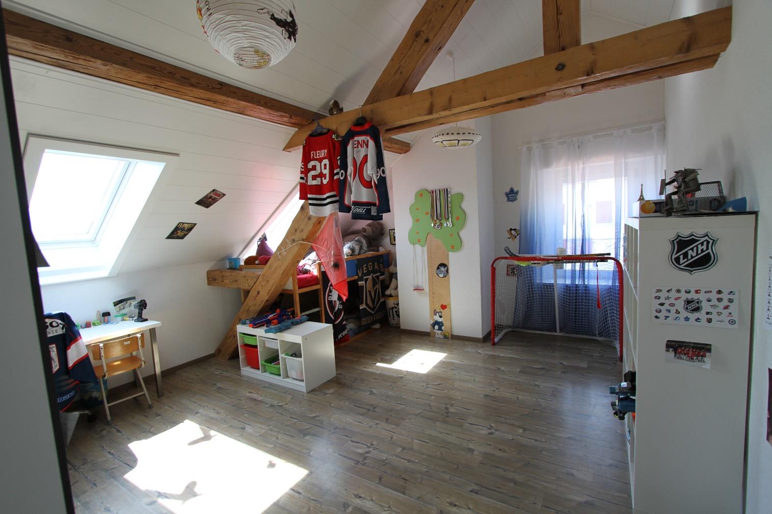 Dachzimmer mit Sportdeko