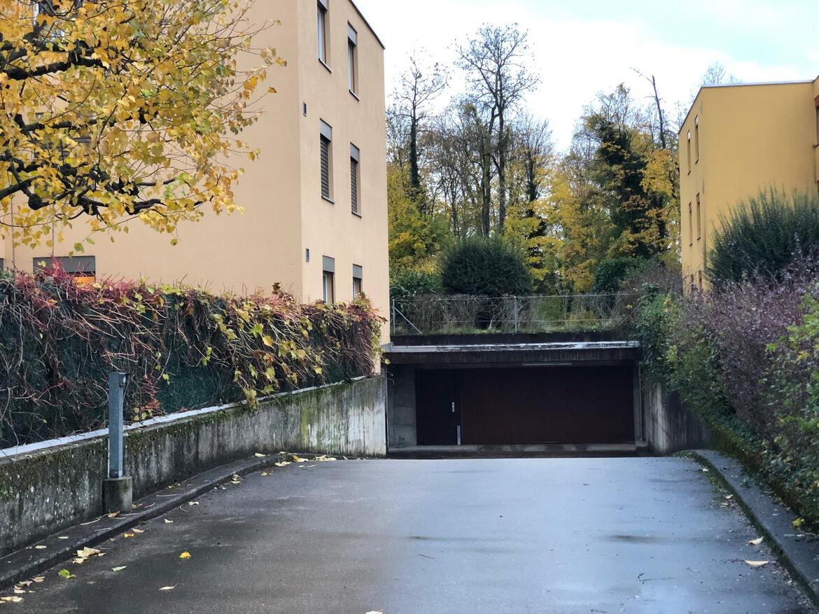 Zufahrt zu einer Tiefgarage zwischen Wohngebäuden
