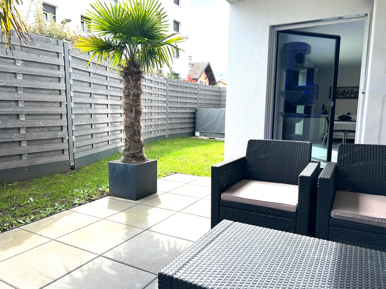 Terrasse mit Garten und Sitzbereich