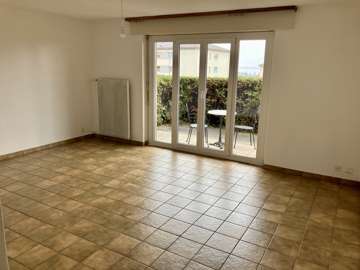 Leerer Wohnraum mit Terrassentür