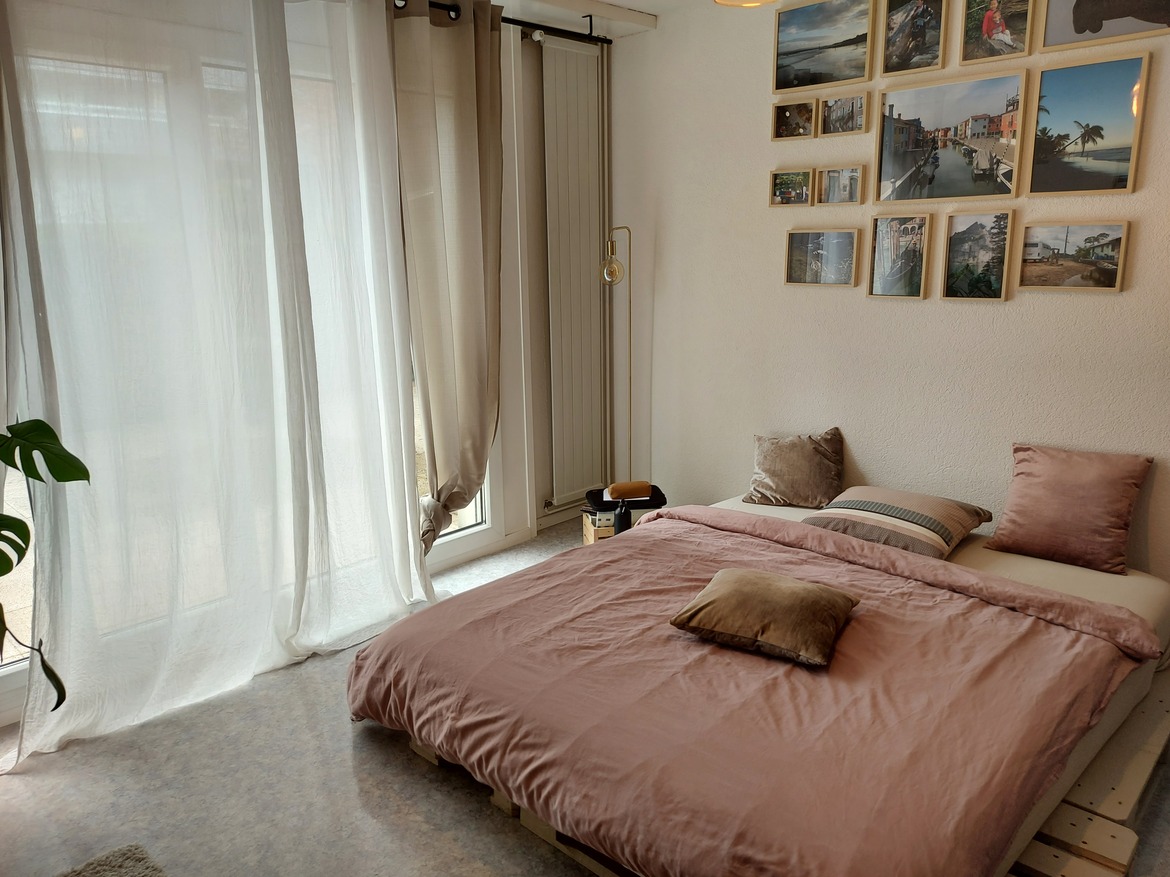 Helles Schlafzimmer mit Fensterfront