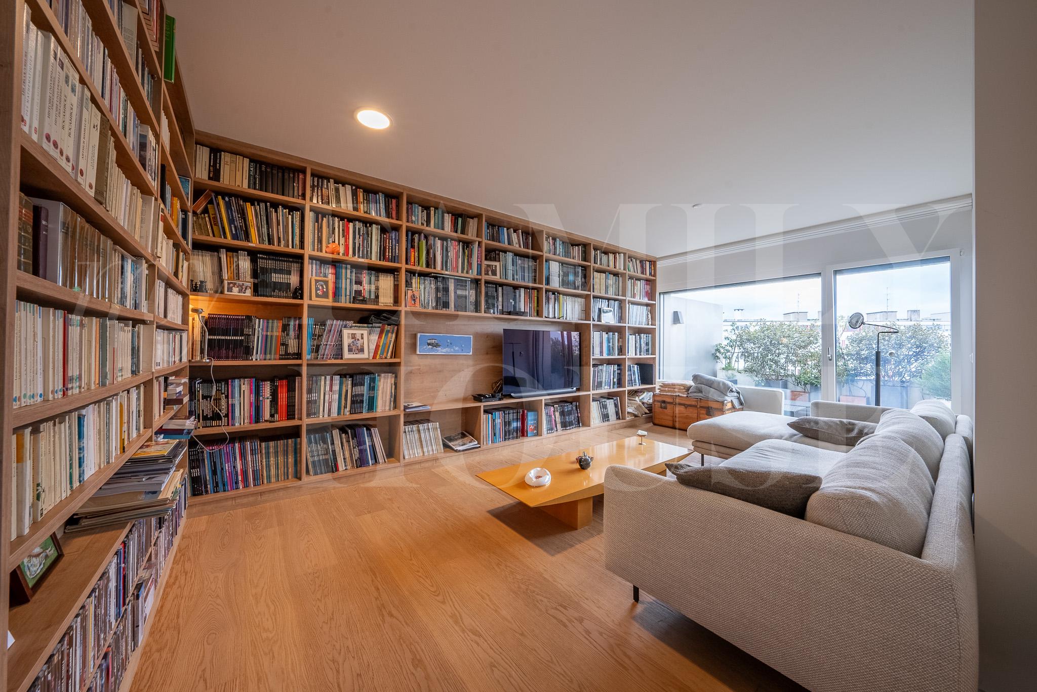 Helles Wohnzimmer mit Bücherwand