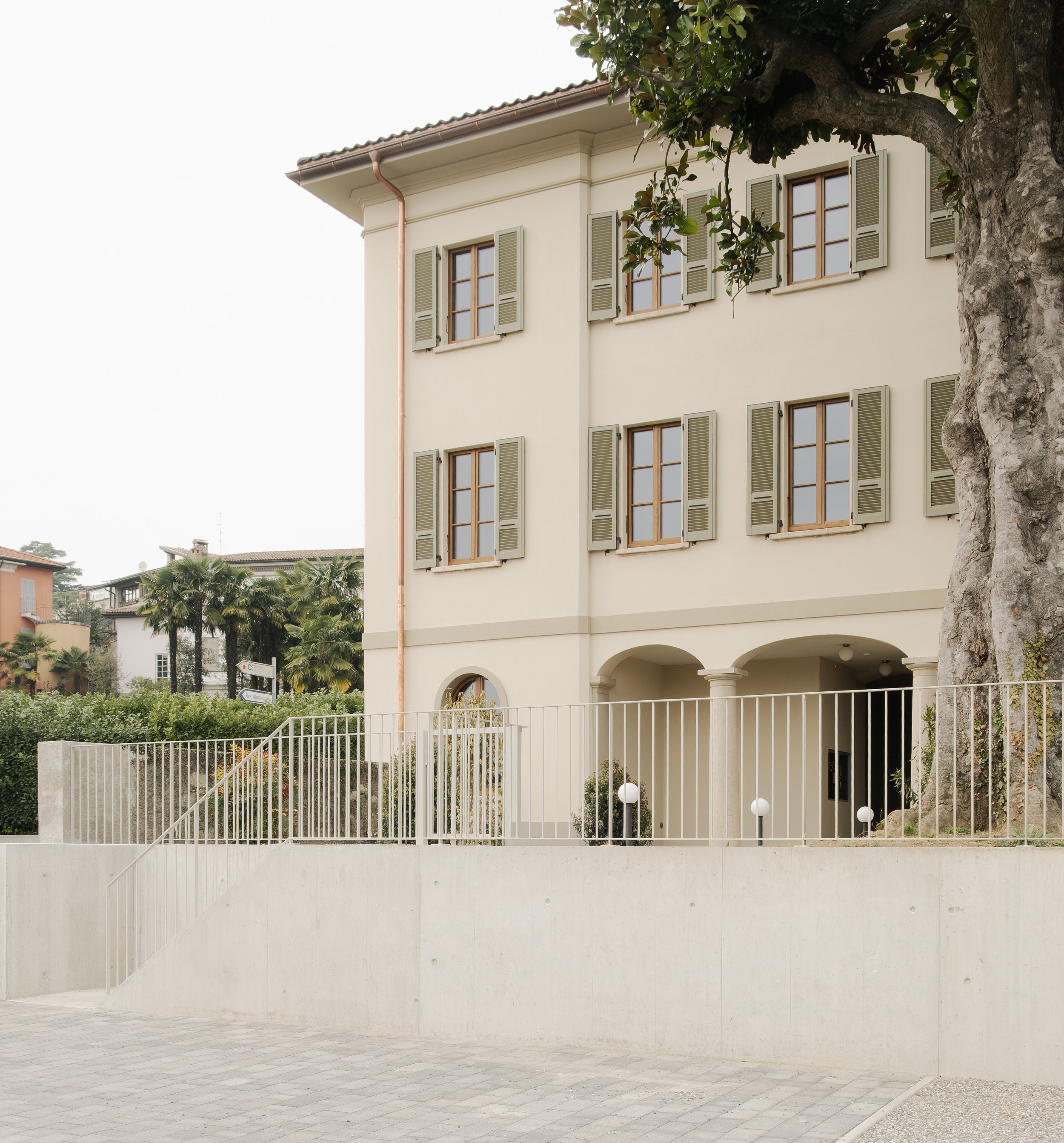 Klassische mediterrane Villa mit Fensterläden