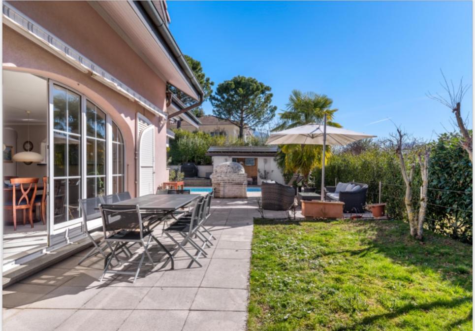 Garten mit Terrasse und Pool