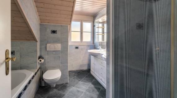 Helles Dachgeschoss-Badezimmer