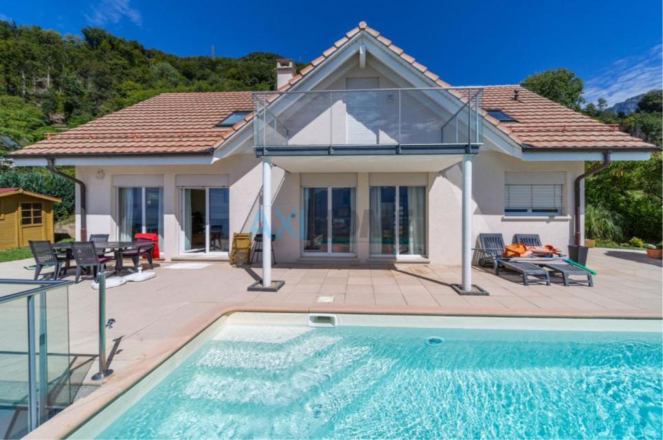 Außenansicht eines Hauses mit Poolterrasse