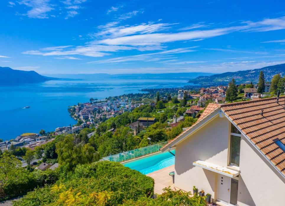 Villa mit Seeblick und Pool