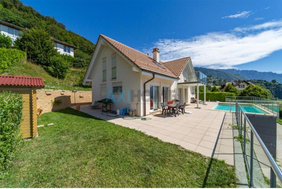 Villa mit Pool und Terrasse