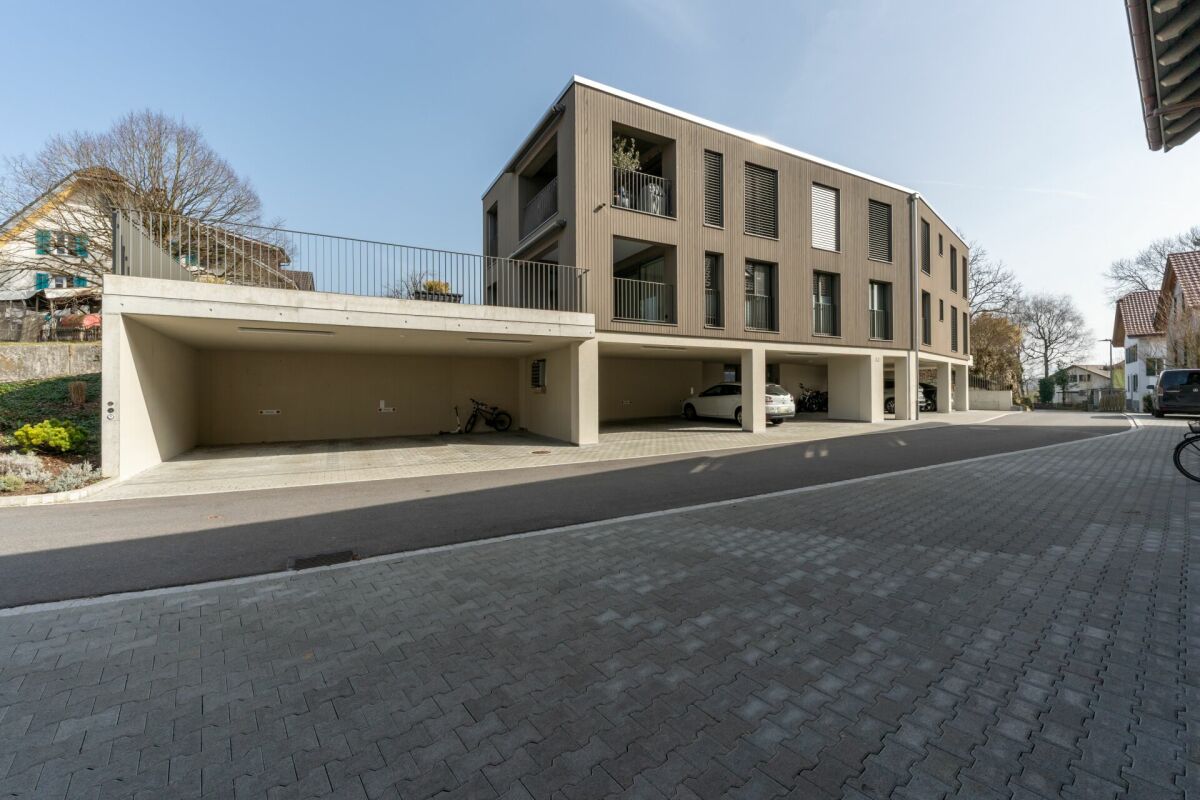 Moderne Wohnanlage mit Carports
