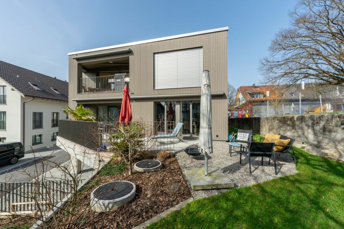 Moderne Gartenansicht eines Einfamilienhauses
