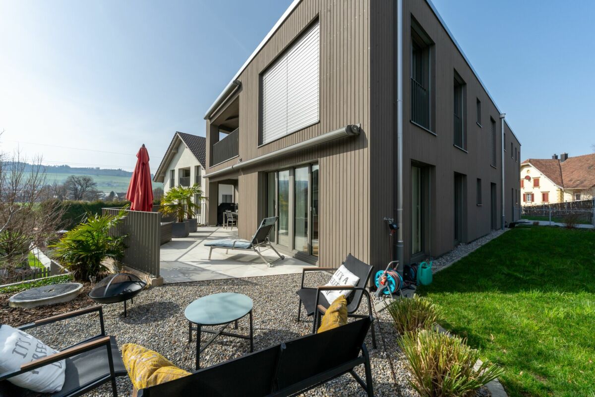 Moderne Außenansicht mit Terrasse und Garten