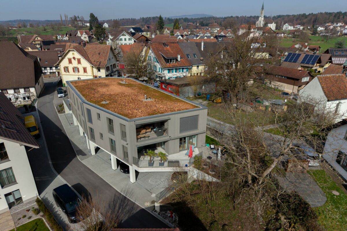 Luftaufnahme eines modernen Wohnhauses im Ortskern