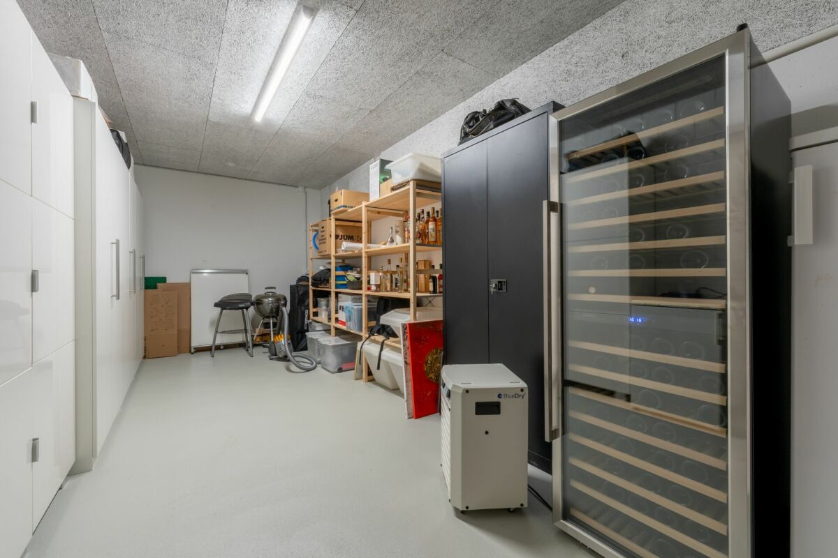 Keller- bzw. Lagerraum mit Weinschrank