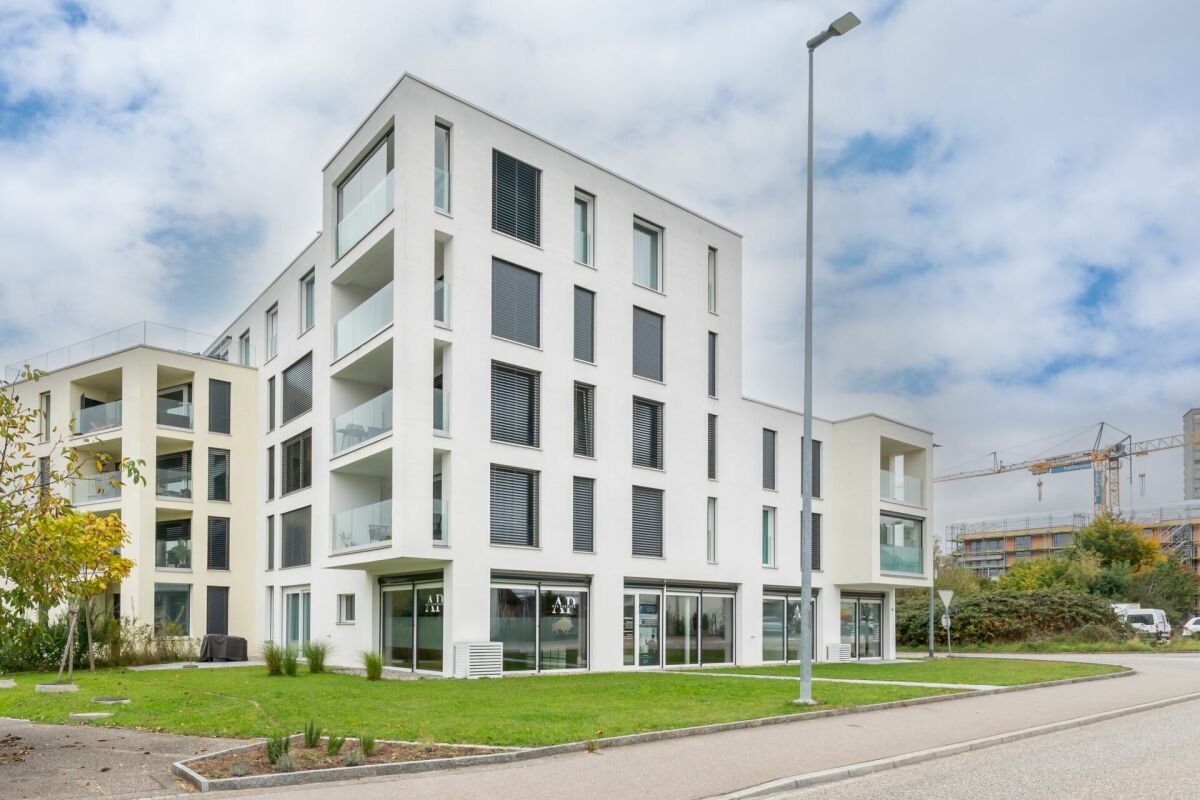 Modernes Wohngebäude mit Balkonfassaden