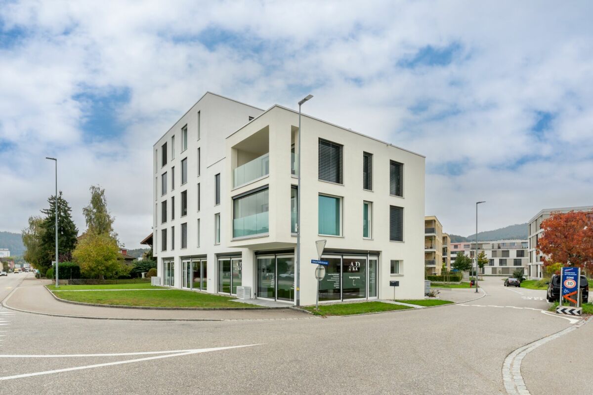 Moderne Wohnanlage an einer Straßenkreuzung