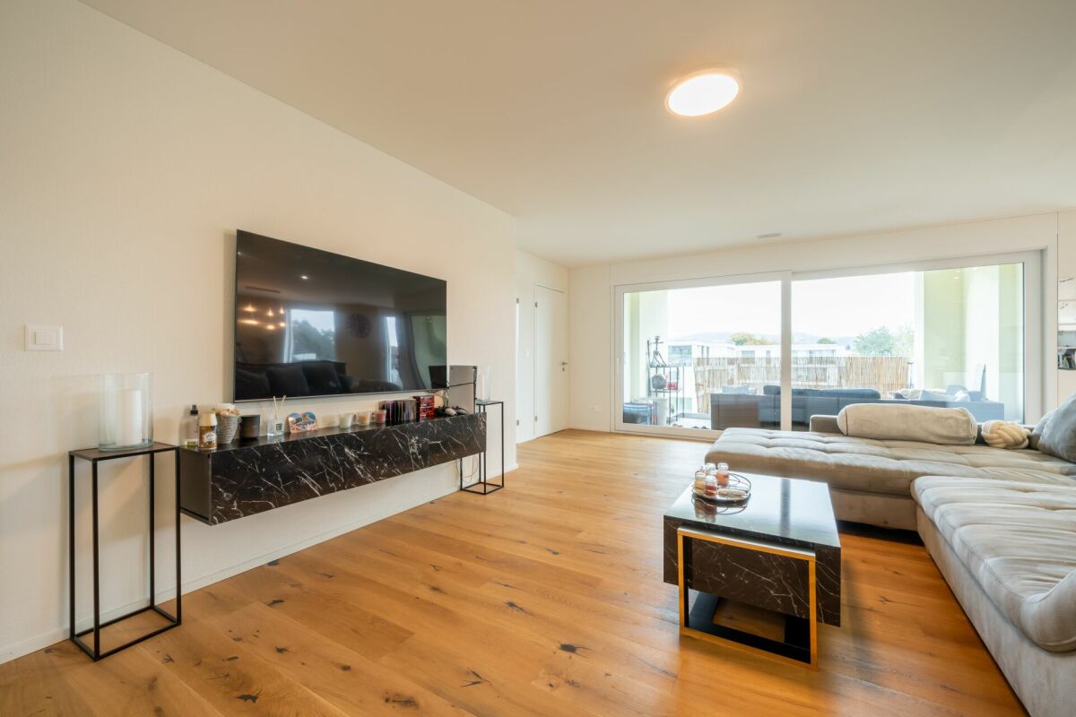 Modernes Wohn-Esszimmer mit großer Glasfront