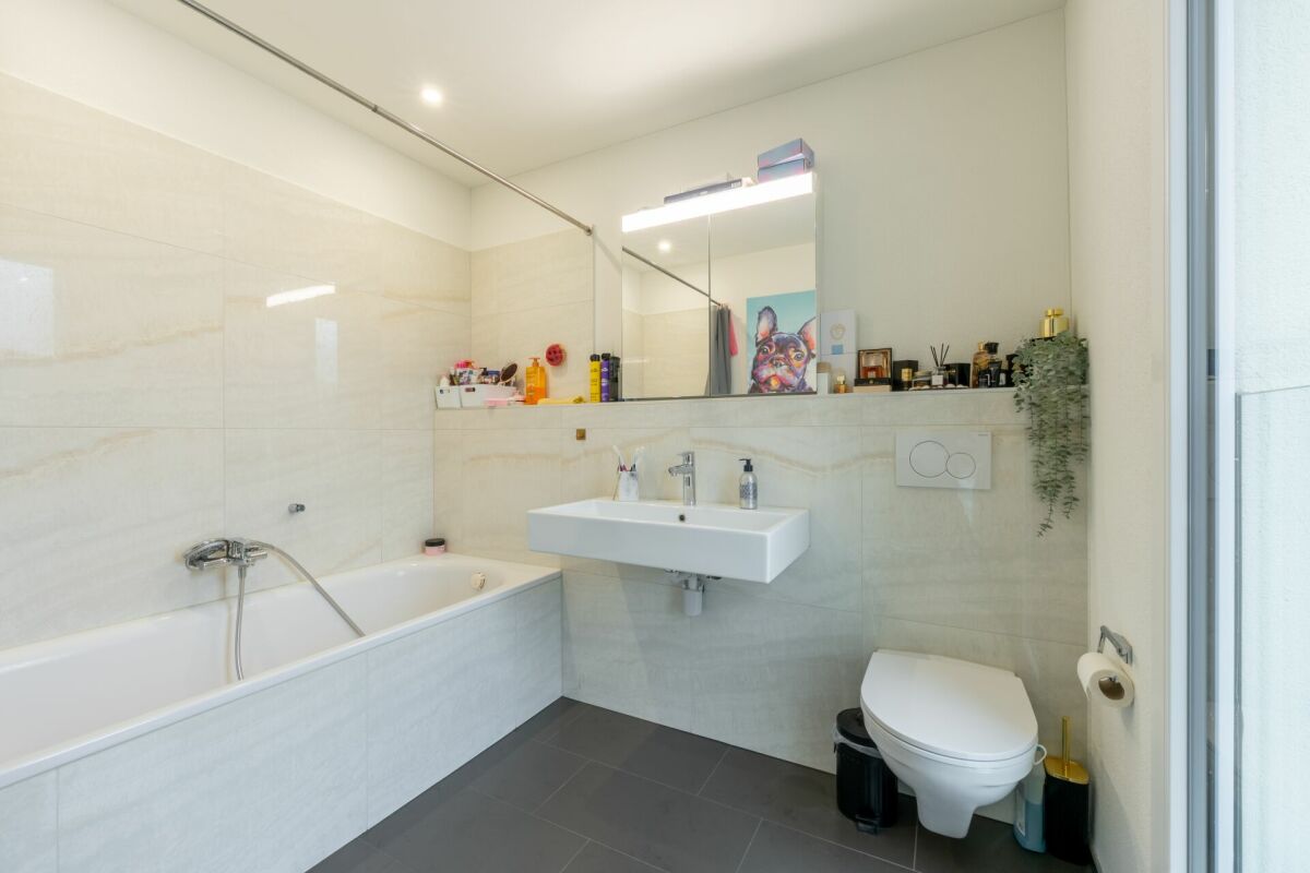 Modernes Badezimmer mit Badewanne, Waschtisch und WC