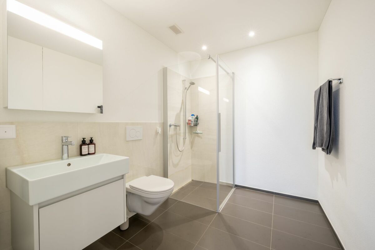Modernes Badezimmer mit Dusche und WC