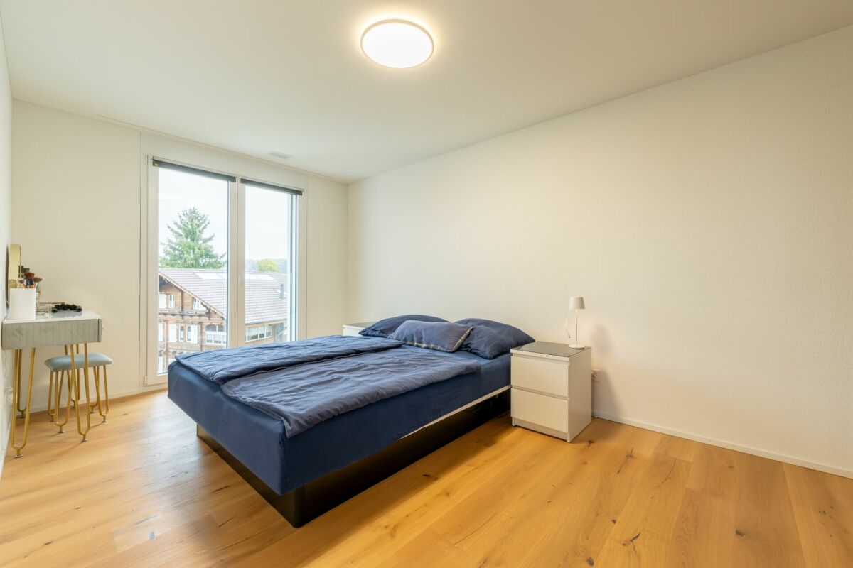 Helles Schlafzimmer mit Balkon-/Fensterfront