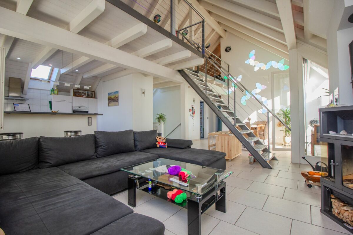 Offener Wohnbereich mit Galerie und Treppe