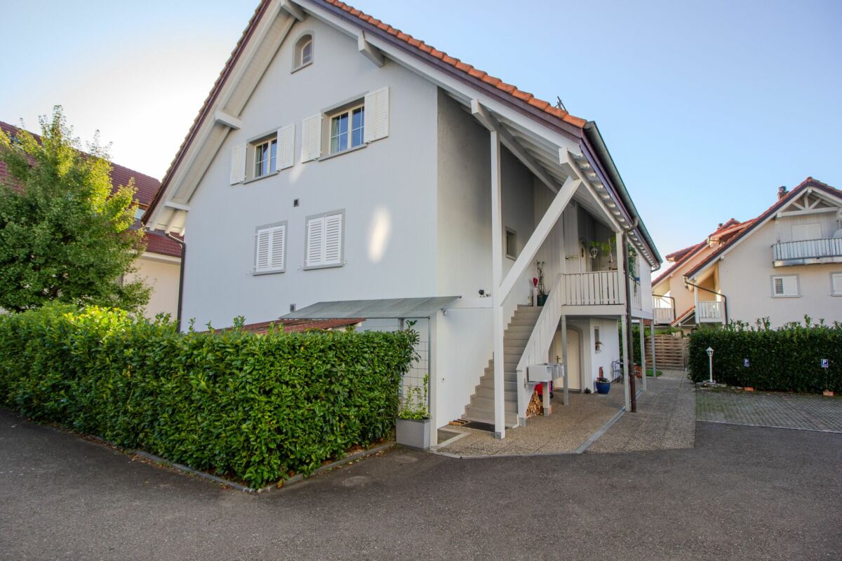 Außenansicht eines Einfamilienhauses mit Satteldach