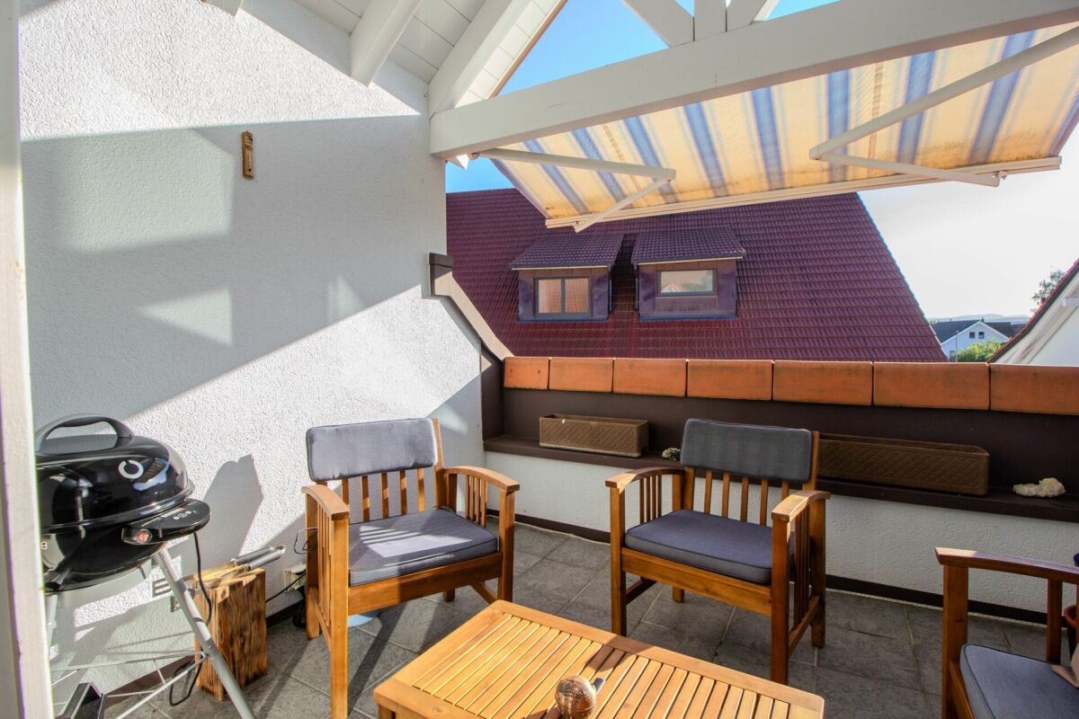 Balkon mit Sitzgruppe und Grill