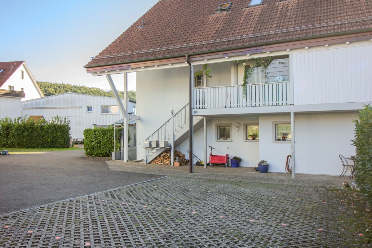 Außenansicht eines Wohnhauses mit Dach und Balkon