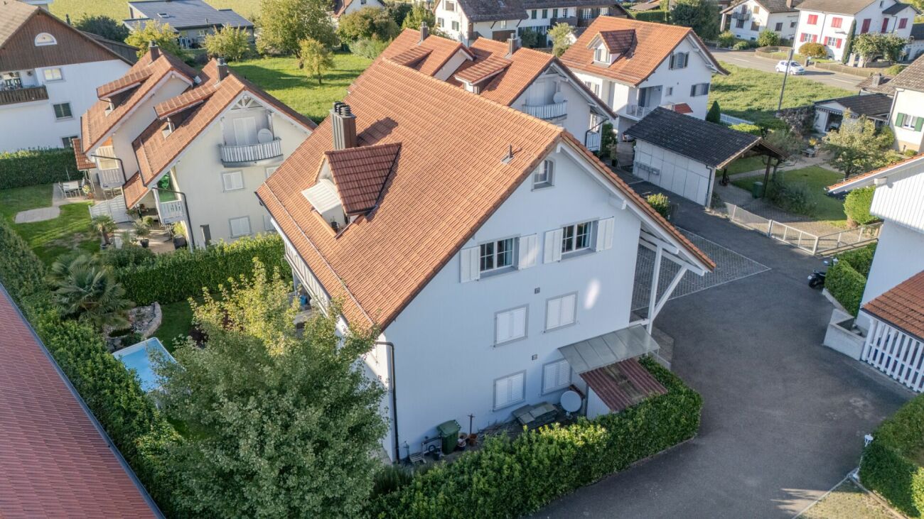 Aussicht auf Wohnhäuser mit Gärten aus der Luft