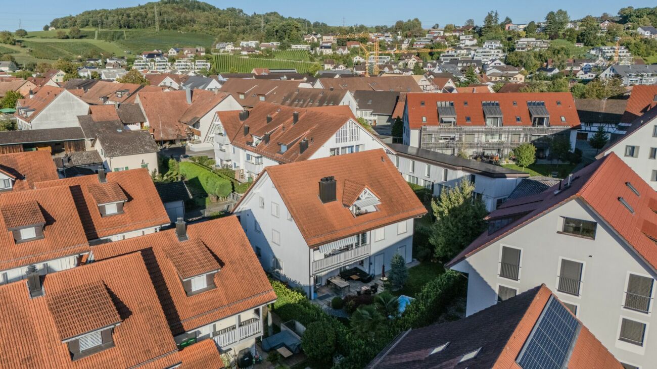 Luftaufnahme eines Wohnviertels mit roten Ziegeldächern
