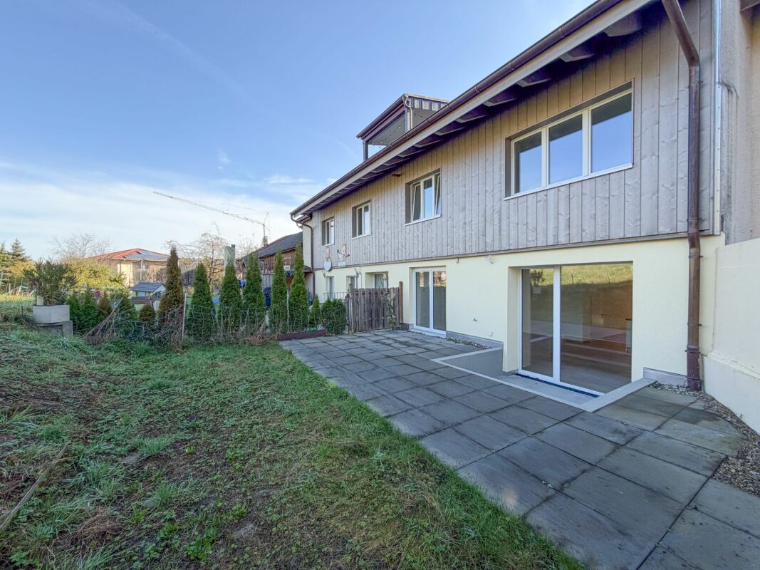 Außenansicht eines Wohnhauses mit Terrasse