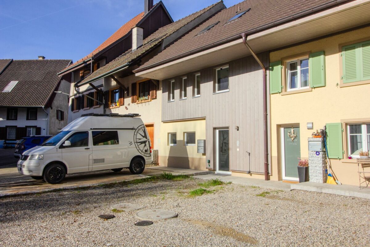 Außenansicht eines Reihen- bzw. Mehrparteienhauses mit Hof
