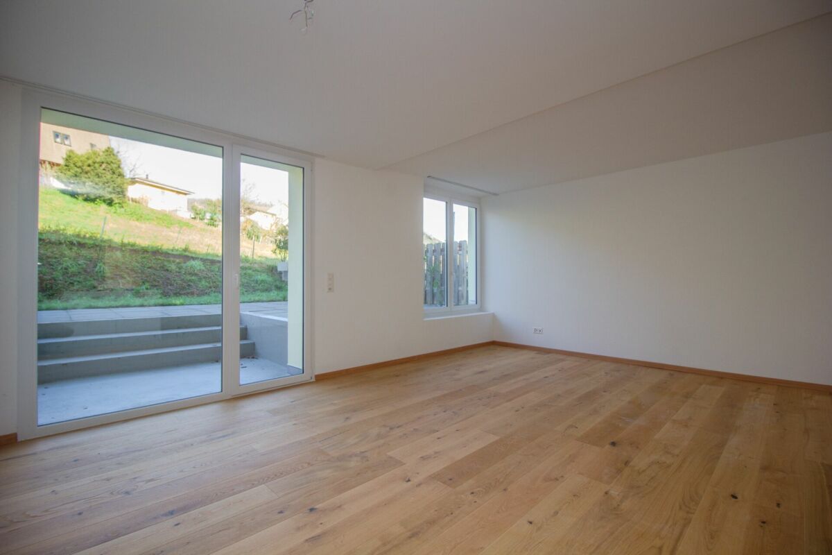 Leerer Wohnraum mit Terrassenzugang